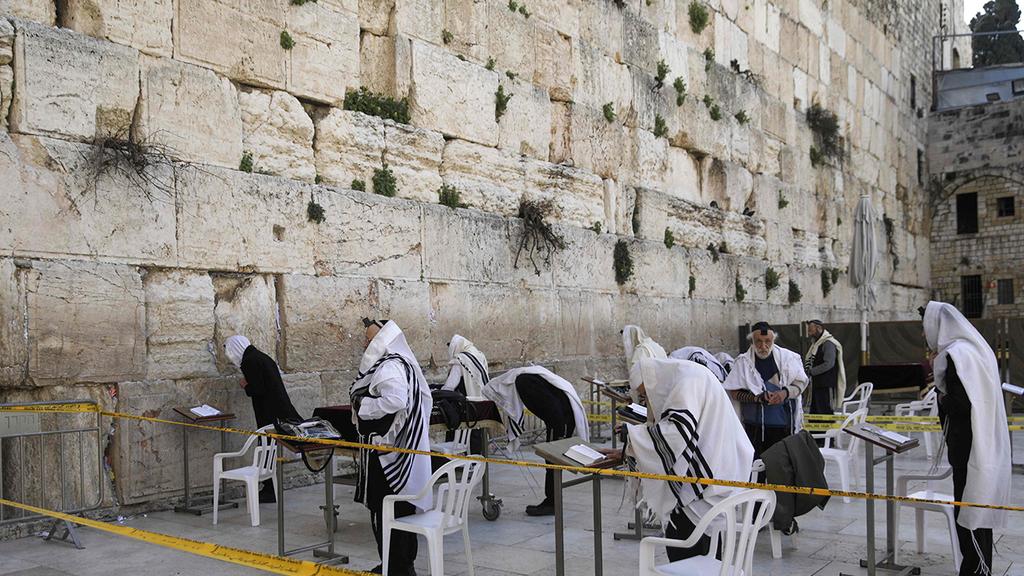 מתפללים בכותל בירושלים שומרים מרחק אחד מהשני