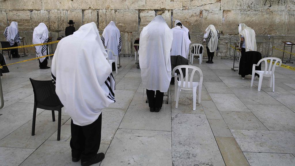 מתפללים בכותל בירושלים שומרים מרחק אחד מהשני