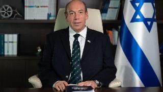מתניהו אנגלמן עם דו"ח המבקר 70א