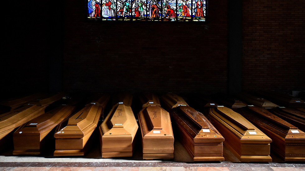 Coffins with victims of the coronavirus in Italy during the first months of the pandemic (Photo: Reuters) נגיף הקורונה באלסנדריה איטליה