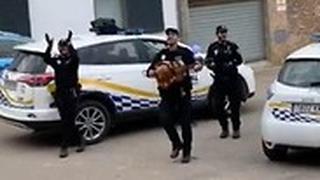 ספרד נגיף קורונה בידוד משטרה שוטרים שרים
