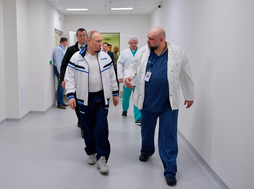 Russian President Putin touring a Moscow hospital's coronavirus ward 