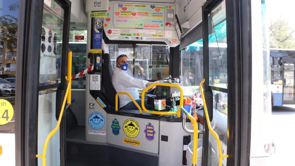 A bus driver on a city bus (Photo: Motti Kimchi) תחבורה ציבורית