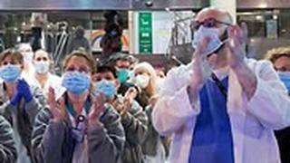 ספרד מדריד רופאים מגיבים ל מחיאות כפיים של אזרחים נגיף קורונה