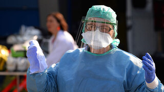 צרפת אחות ב בית חולים ב ברסט עוברת חיטוי נגיף קורונה