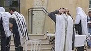 מתפללים ליד בית הכנסת הסגור בנתניה