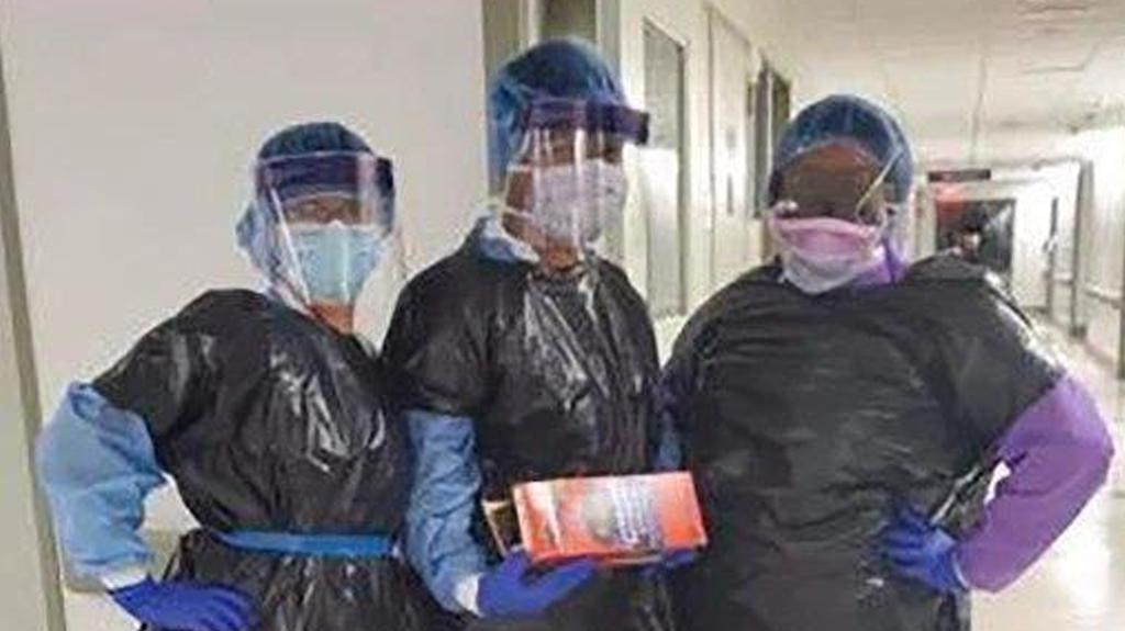 נגיף קורונה ארה"ב בית חולים אחיות שקיות אשפה במקום ציוד מגן