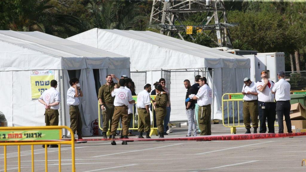 חיילים עוזרים לצוות מד"א במתחם "היבדק וסע" בתל אביב