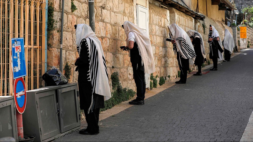 מתפללים ליד בית כנסת סגור ב ירושלים 