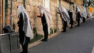 מתפללים ליד בית כנסת סגור ב ירושלים 
