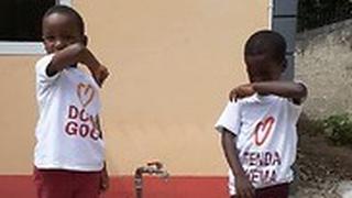 ילדים בטנזניה לומדים את כללי ההיגיינה בצל הקורונה