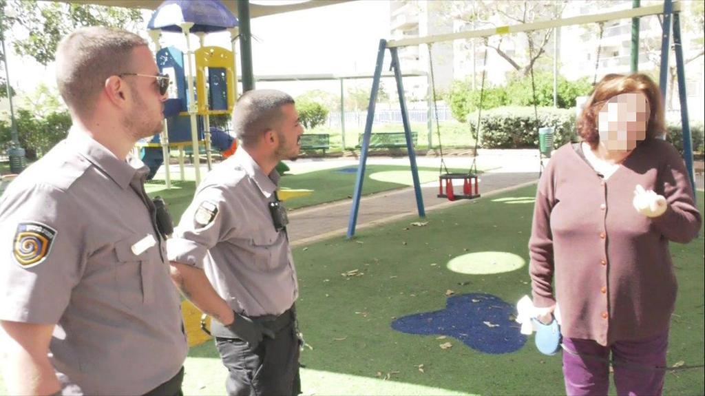 Муниципальные инспекторы следят за выполнением карантина. Фото: Надав Абас אוכפים את הנחיות משרד הבריאות