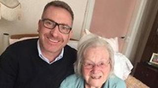 בריטניה הילדה צ'רצ'יל בת 108 מתה מנגיף קורונה