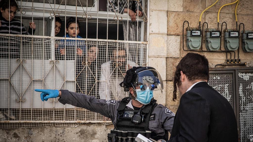 שוטרת מדברת עם חרדי ב מאה שערים ירושלים 