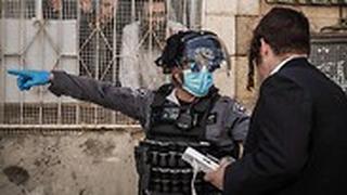 שוטרת מדברת עם חרדי ב מאה שערים ירושלים 