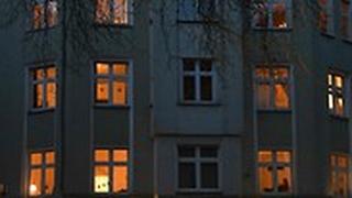 בניין מגורים משפחות בבתים הסגר סגר נגיף קורונה דורטמונד גרמניה