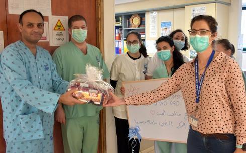 Выздоровевший от коронавируса Джонни и медики больницы "Пория". Фото: Майя Цабан, пресс-служба больницы