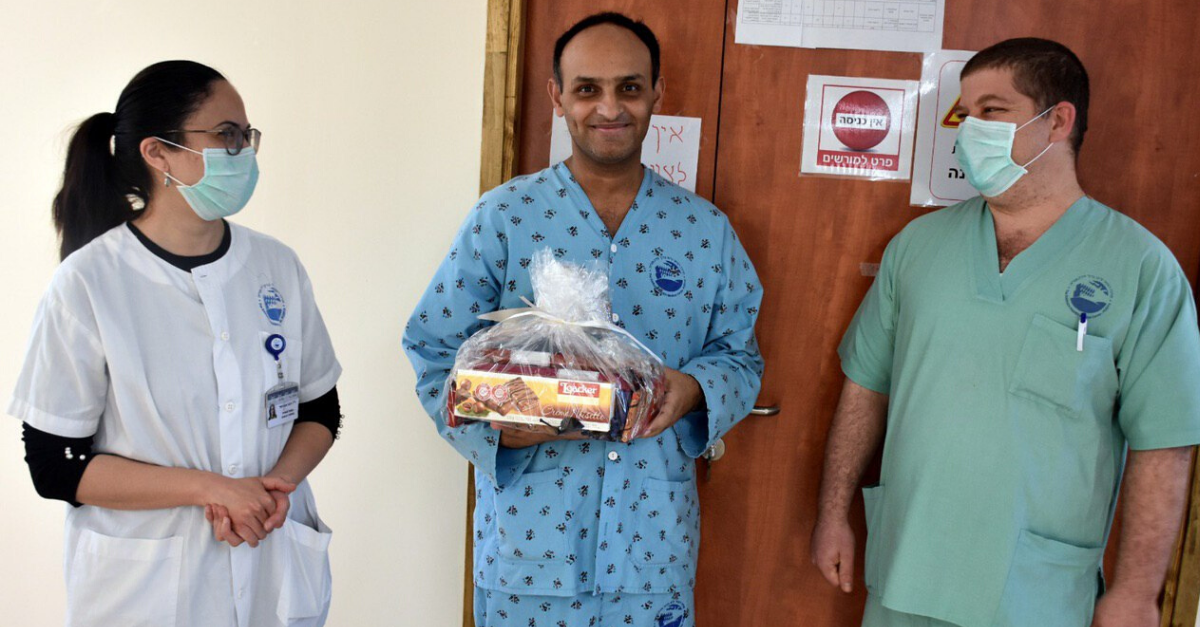 Выздоровевший от коронавируса Джонни и медики больницы "Пория". Фото: Майя Цабан, пресс-служба больницы