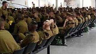 חיילים בהתקהלות בבקו"ם