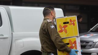 חיילים מחלקים מזון בירושלים