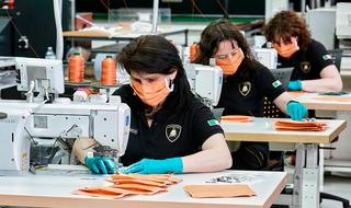 נגיף קורונה איטליה מייצרים מסכות במפעל של למבורגיני