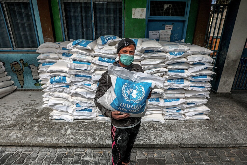 A Palestinian receiving UNRWA food aid in Gaza (Photo: EPA) UNRWA food aid in Gaza