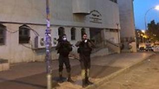 שוטרים מחוץ לבית הכנסת "בית ישראל"