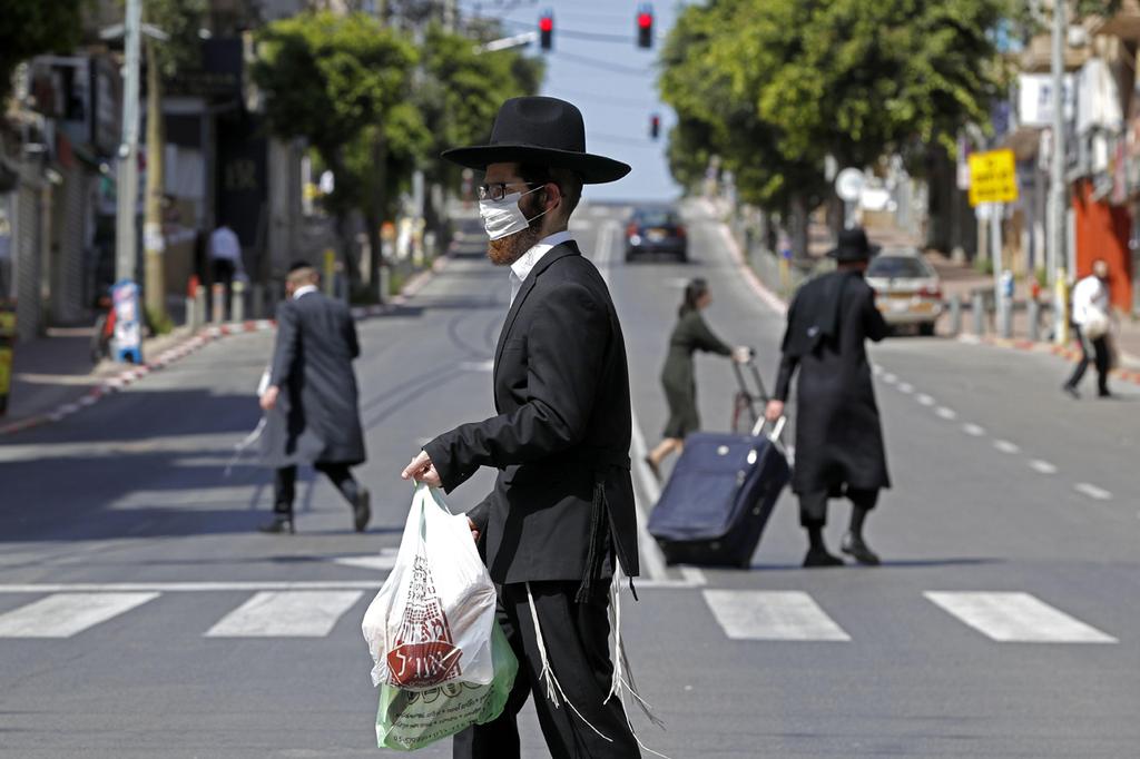 Ultra-Orthodox man wearing protective mask in Bnei Brak 