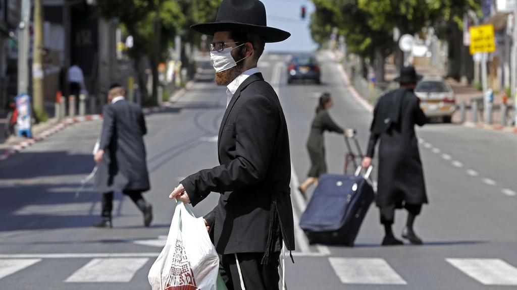 תושבי בני ברק בזמן הסגר של המשטרה