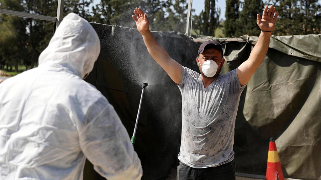 חיטוי של עובד שעבר במעבר תרקומיא