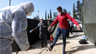 חיטוי של עובד שעבר במעבר תרקומיא