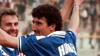 הובנר (מימין) חוגג