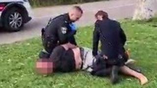 מעצר של אזרח על ידי המשטרה בפארק הירקון תל אביב