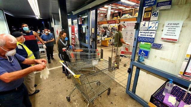 תורים לקראת חג הפסח בשופרסל אשקלון