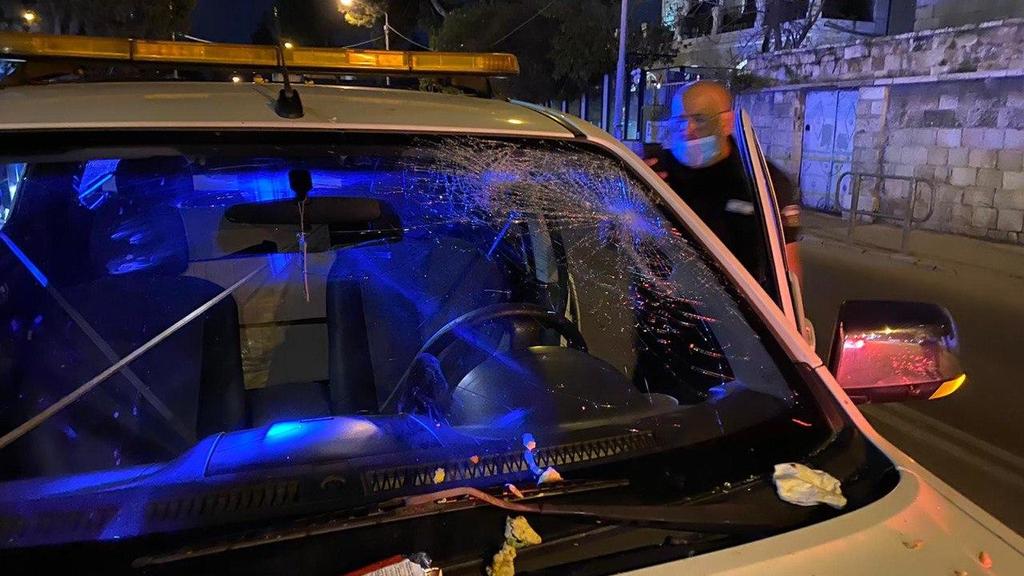 מאה שערים | רכב של עיריית ירושלים עם דגימות קורונה הותקף באבנים