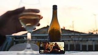 שיחת וידאו וכוס יין