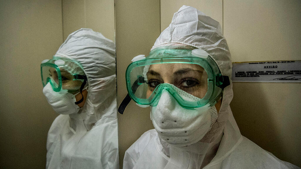 צוותי רפואה ב מילאנו איטליה נגיף קורונה מסכה חליפת מגן
