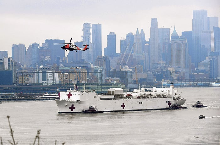 Плавающая больница в Нью-Йорке. Фото: AFP Плавающая больница в Нью-Йорке. Фото: AFP