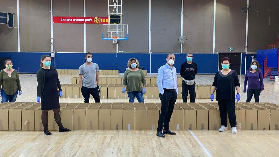 Volunteers packaging food for those homebound during coronavirus פעילים בשכונת התקווה אורזים חבילות מזון