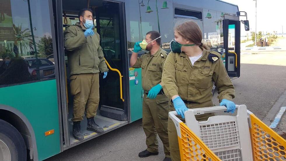 IDF soldiers handing out food during the pandemic אגד ורוח טובה מחלקים מזון
