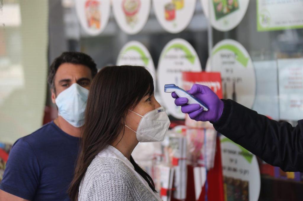 People have their temperature checked at a supermarket entrance (Photo: Motti Kimchi) בדיקת חום בסופר באבן גבירול