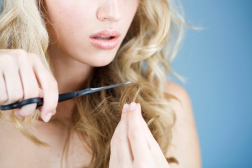 Перед стрижкой обязательно намочите волосы. Фото: shutterstock