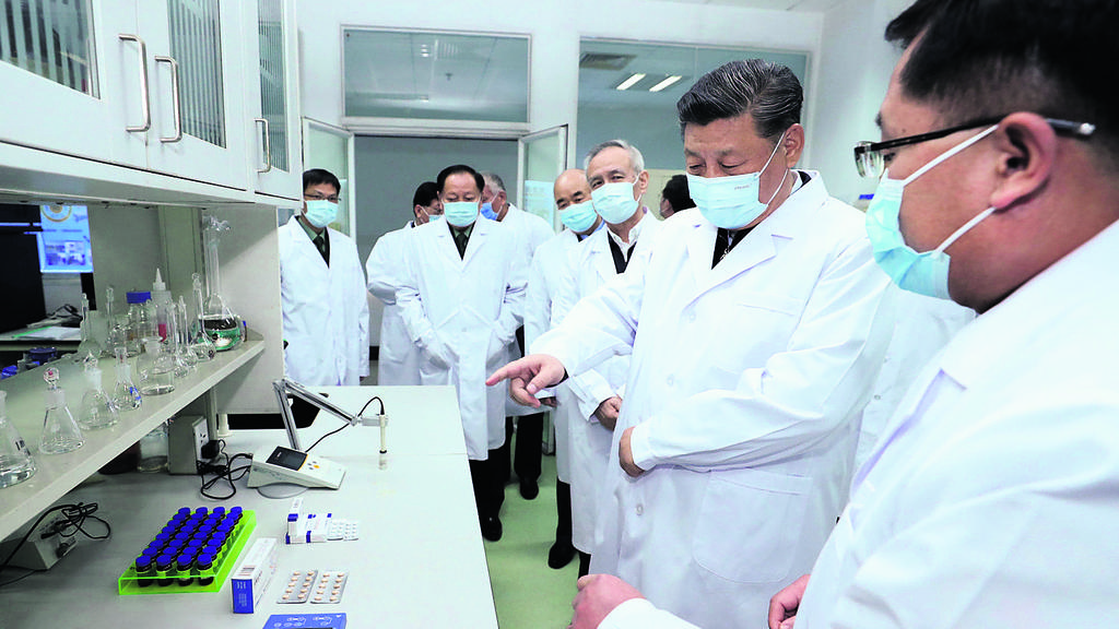 נשיא סין שי ג'ינפינג מבקר במעבדות לפיתוח חיסון קורונה