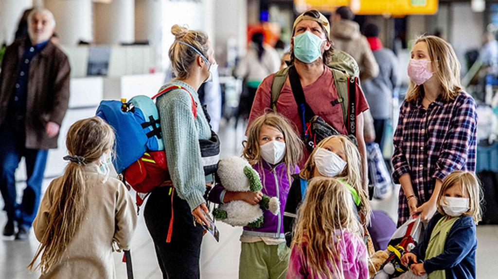 Семья в Голландии в масках. Фото: МСТ