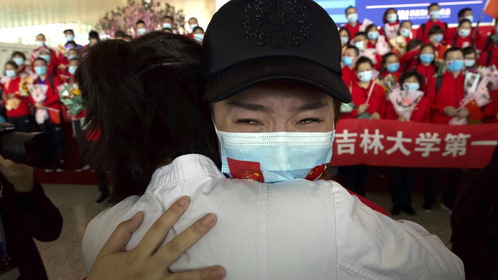 שדה תעופה צוותים רפואיים עוזבים את ווהאן אחרי הסרת ה סגר סין