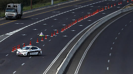 Police block rout # one (Photo: AFP) מחסום משטרה בכביש 1
