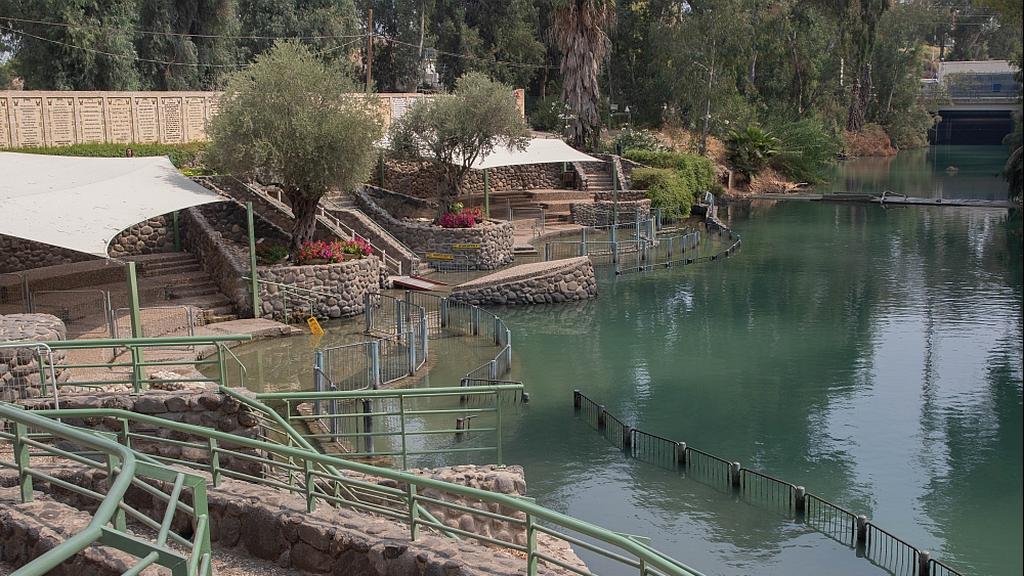 ריק בימי קורונה: אתר הטבילה ירדנית בנהר הירדן. ברקע - סכר דגניה