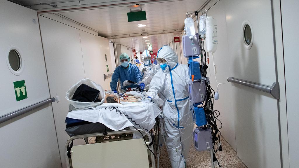 Coronavirus medical teams with a patient in Spain (Photo: Gettyimages) צוות רפואי ב ביתחולים ליד ברצלונה נגיף קורונה ספרד