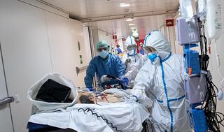 צוות רפואי ב ביתחולים ליד ברצלונה נגיף קורונה ספרד