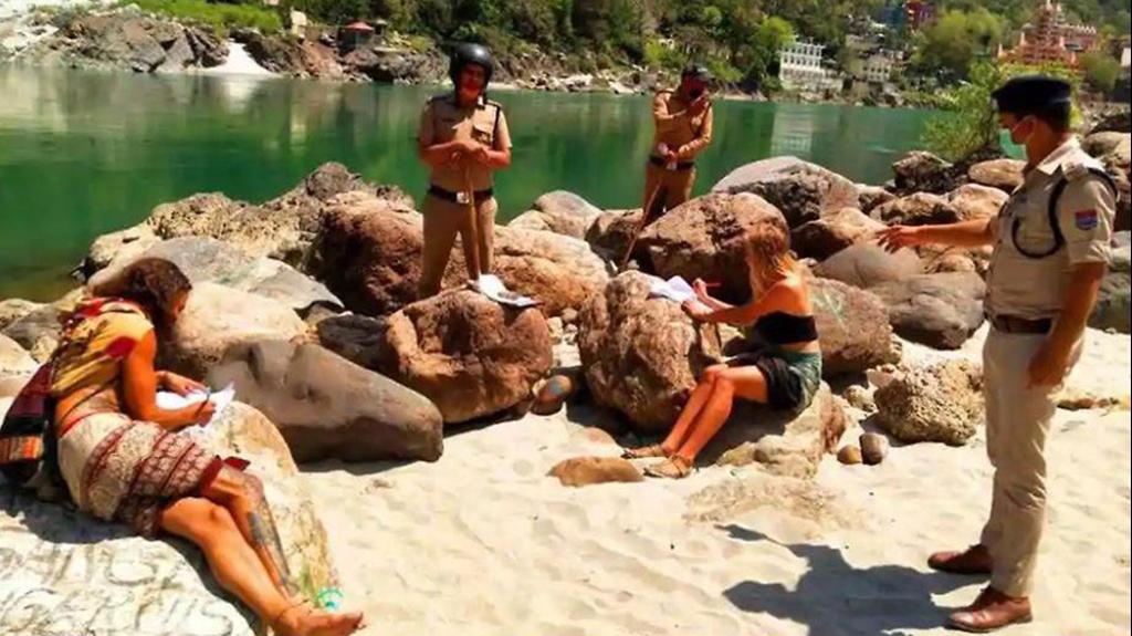 Иностранные туристы пишут извинения עונש ל תיירים ב רישיקש ב הודו על הפרת הסגר